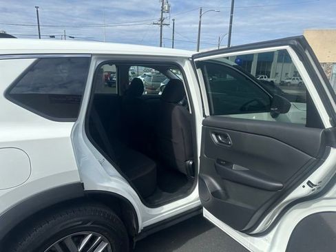 Used 2024 Nissan Rogue S image 10