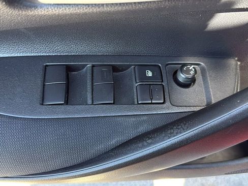 Used 2020 Toyota Corolla LE image 11