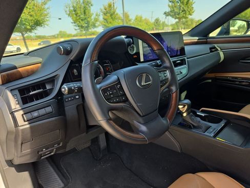 Used 2024 Lexus ES 350 w/ Technology Package FWD image 2