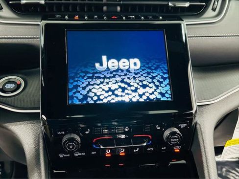 Certified 2023 Jeep Grand Cherokee Altitude image 11