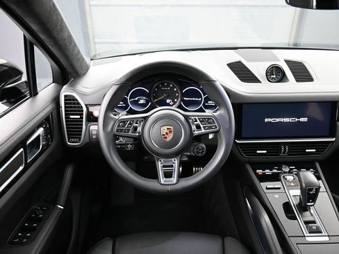 Used 2023 Porsche Cayenne Turbo S image 18