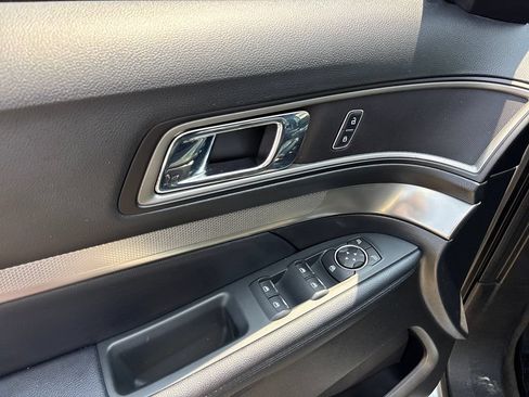 Used 2018 Ford Explorer XLT w/ Equipment Group 202A FWD image 17