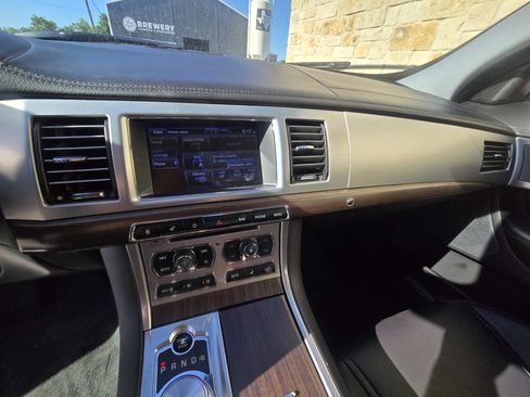 Used 2012 Jaguar XF image 13
