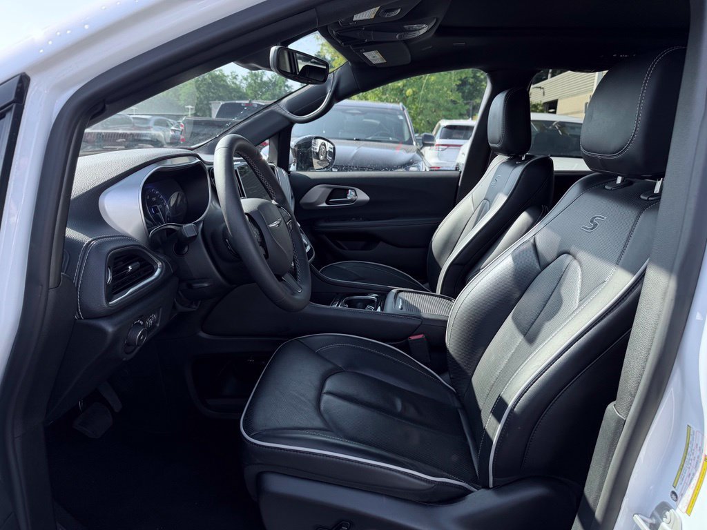 Certified 2025 Chrysler Pacifica Limited FWD image 21