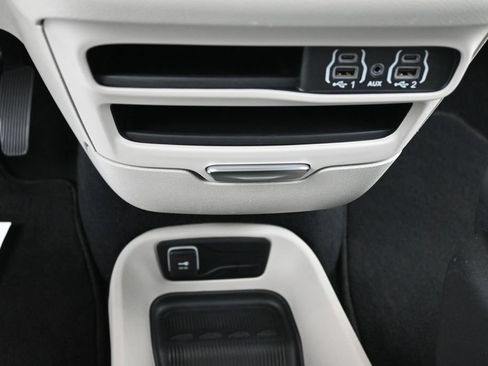 Used 2024 Chrysler Pacifica Touring-L FWD image 13