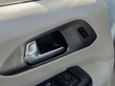 Used 2023 Chrysler Pacifica Touring-L image 26