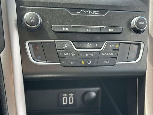 Used 2020 Ford Fusion SE FWD image 20