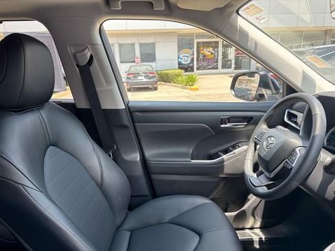 Used 2026 Toyota Highlander XLE AWD/4WD image 16
