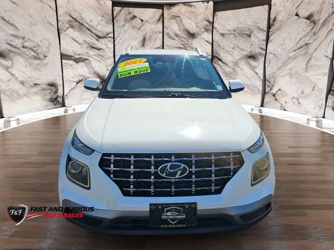 Used 2023 Hyundai Venue SEL image 2
