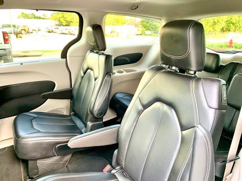 Used 2023 Chrysler Pacifica Touring-L FWD image 16