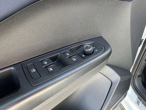 New 2025 Volkswagen Taos SEL image 19