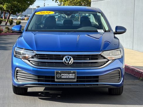 Used 2024 Volkswagen Jetta SE image 9