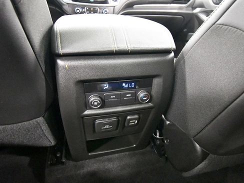 Used 2023 Chevrolet Traverse LT w/ LT Premium Package AWD/4WD image 16