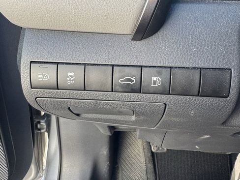 Used 2018 Toyota Camry LE image 11