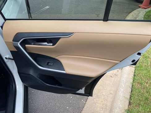 Used 2022 Toyota RAV4 XLE FWD image 33