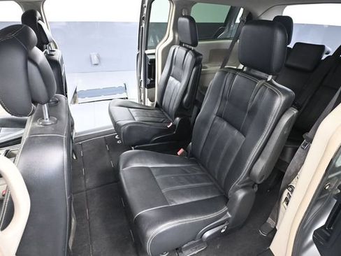 Used 2015 Chrysler Town & Country Touring FWD image 32