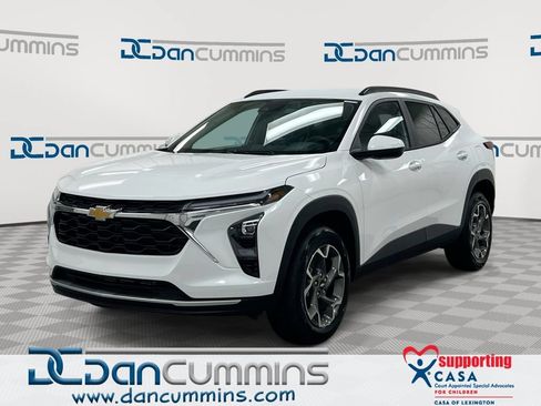 Used 2025 Chevrolet Trax LT FWD image 1