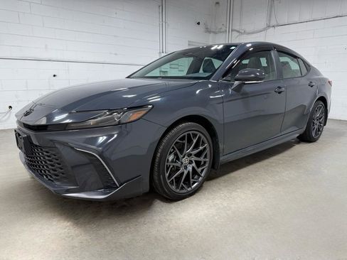 Used 2025 Toyota Camry SE image 1