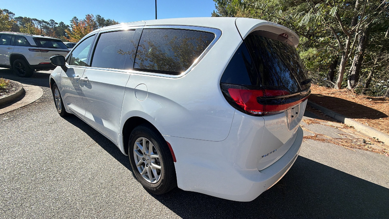 Used 2024 Chrysler Pacifica Touring-L FWD image 10
