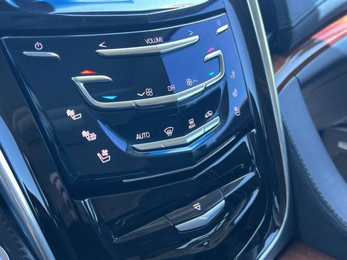 Certified 2019 Cadillac Escalade ESV Luxury AWD/4WD image 32