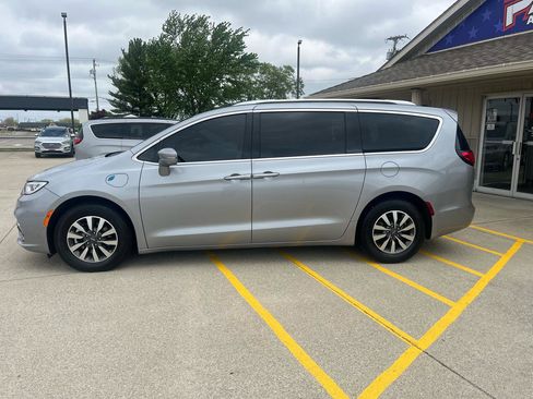 Used 2021 Chrysler Pacifica Touring-L FWD image 4