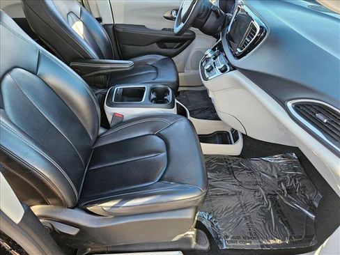 Used 2023 Chrysler Pacifica Touring-L image 19