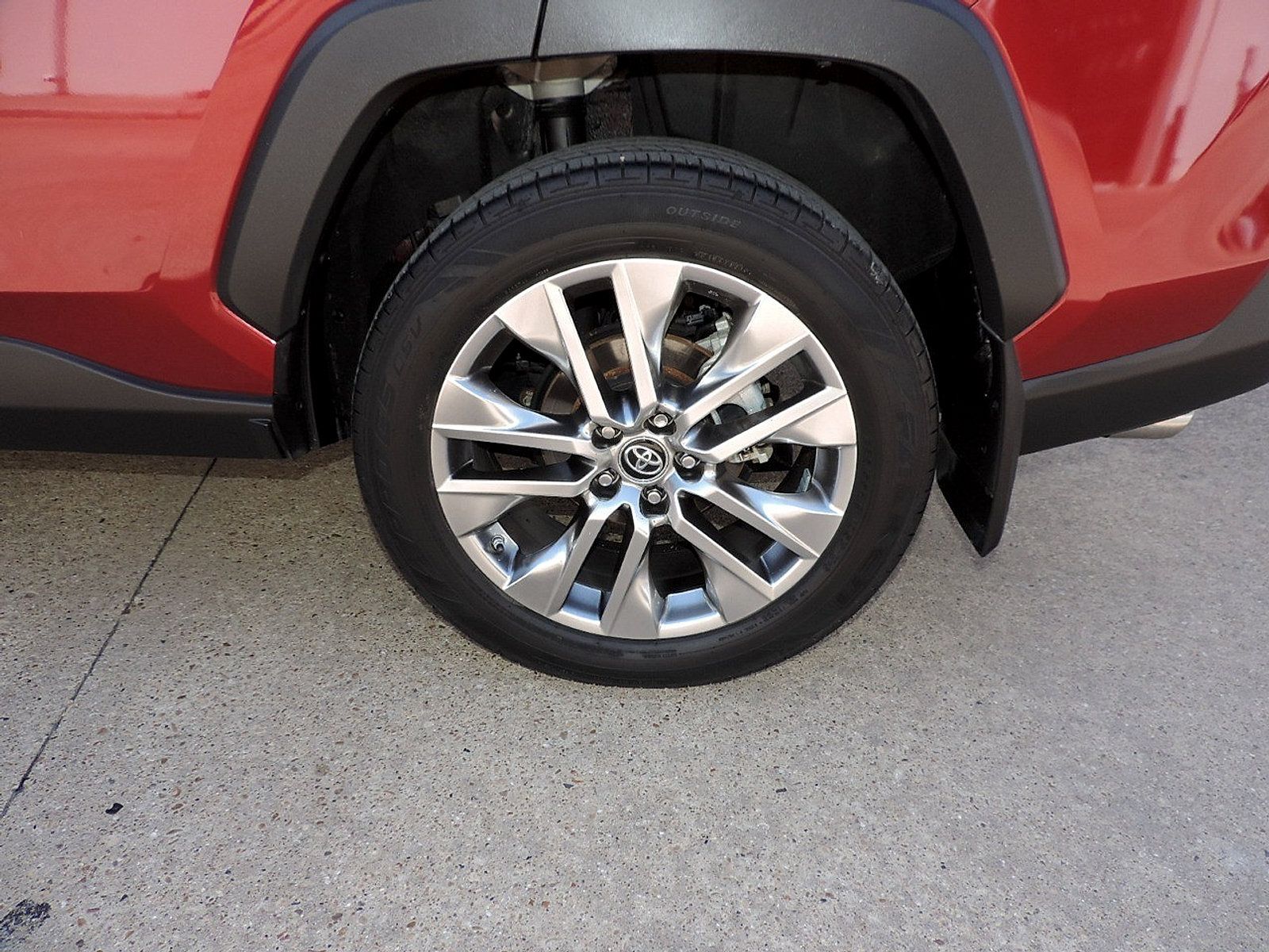 Used 2019 Toyota RAV4 XLE Premium FWD image 9