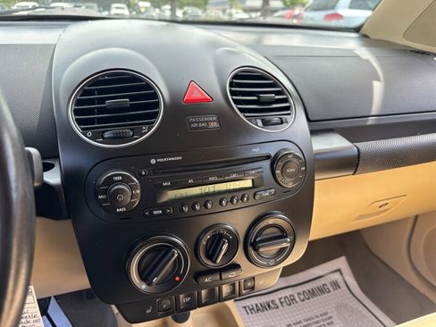 Used 2009 Volkswagen Beetle S image 17