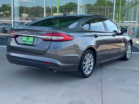 Used 2017 Ford Fusion SE FWD image 5