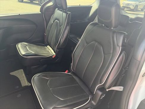 Used 2025 Chrysler Pacifica Limited FWD image 11