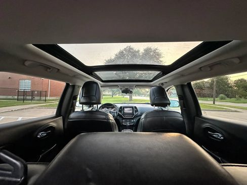 Used 2019 Jeep Cherokee Latitude Plus FWD image 21