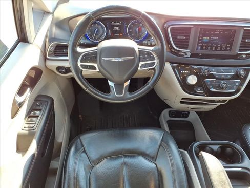 Used 2018 Chrysler Pacifica Touring-L image 11