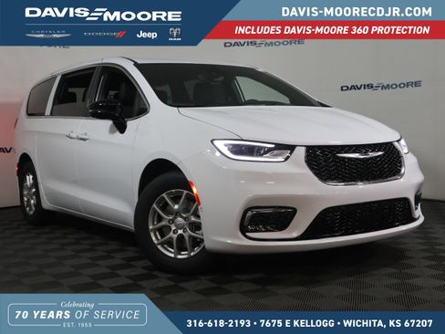 New 2026 Chrysler Pacifica Select image 1