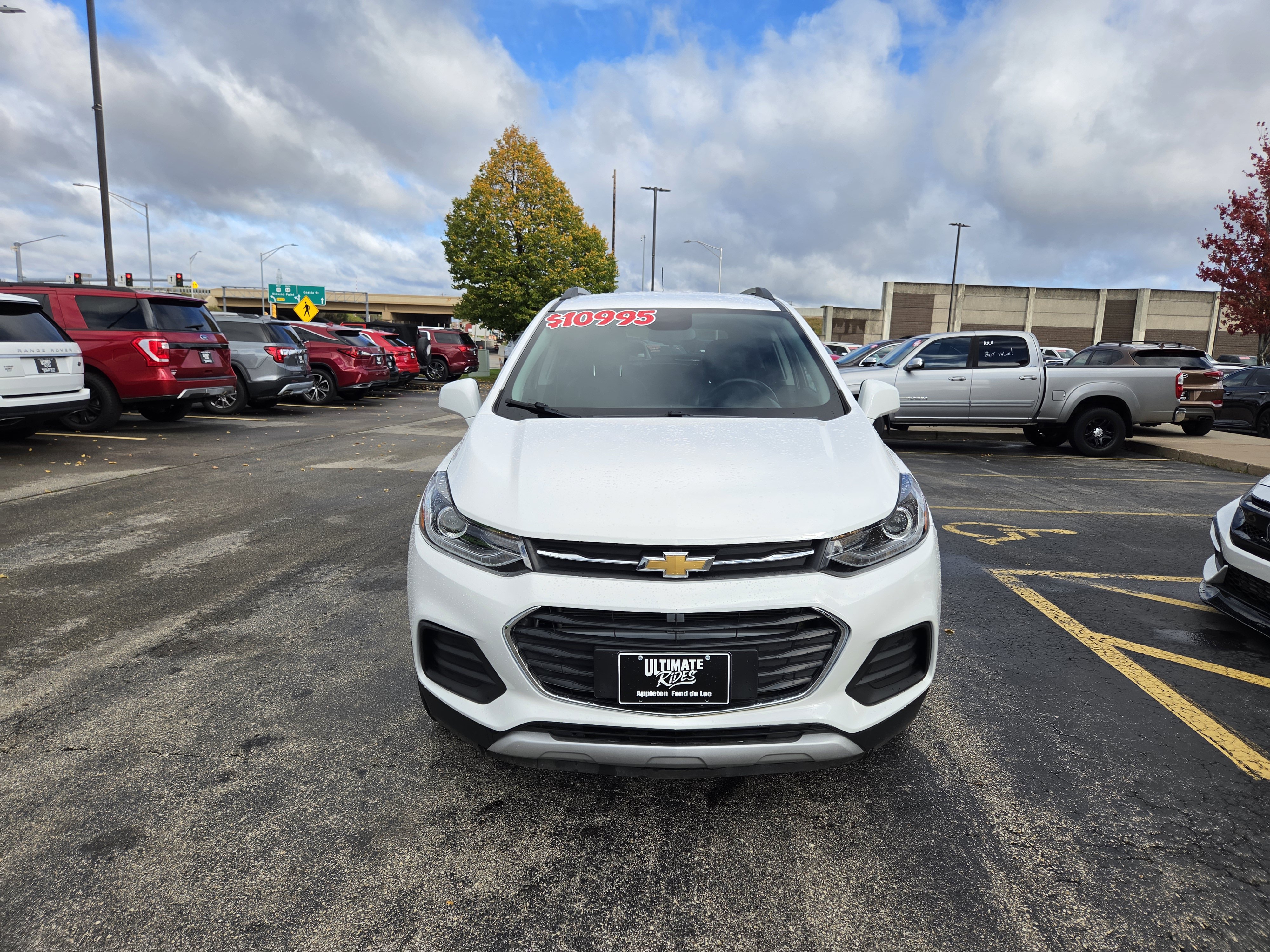 Used 2017 Chevrolet Trax LT w/ LT Convenience Package FWD image 2