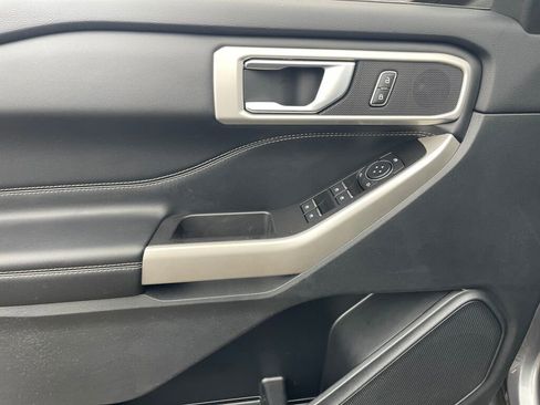 Used 2022 Ford Explorer XLT w/ Equipment Group 202A image 6