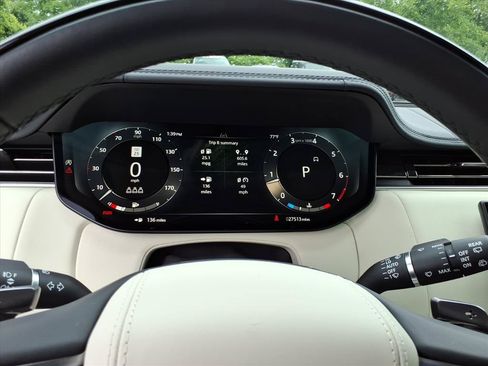 Used 2025 Land Rover Range Rover SE AWD/4WD image 18