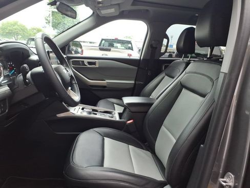 Used 2023 Ford Explorer XLT w/ Equipment Group 202A AWD/4WD image 18