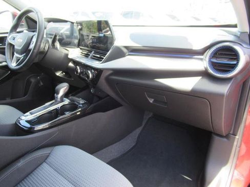 Used 2025 Chevrolet Trax LT w/ Driver Confidence Package FWD image 11