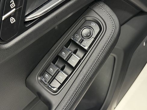 Certified 2025 Porsche Macan image 28