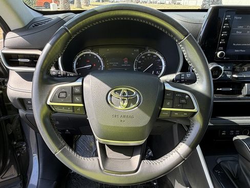 Used 2022 Toyota Highlander XLE AWD/4WD image 27