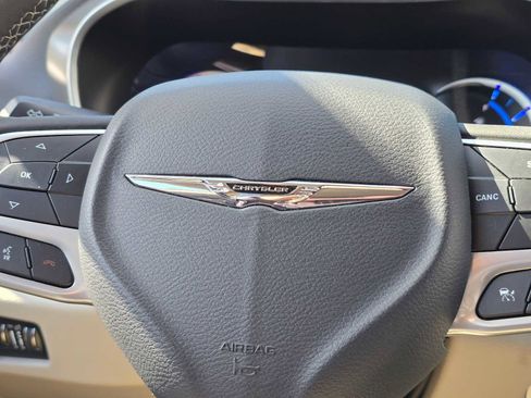 Used 2024 Chrysler Pacifica Select FWD image 31