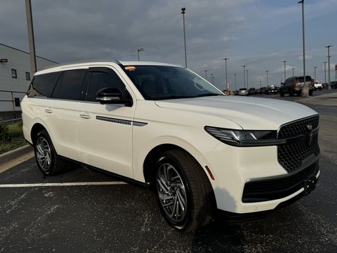 Used 2025 Lincoln Navigator Reserve AWD/4WD image 17