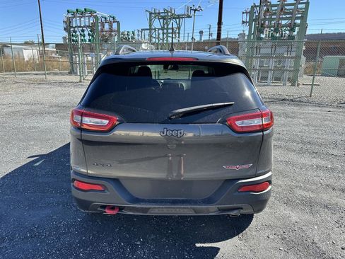 Used 2017 Jeep Cherokee Trailhawk image 6