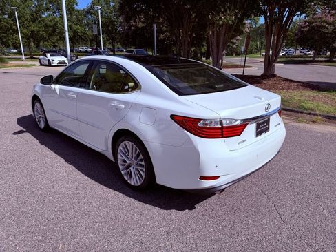 Used 2015 Lexus ES 350 w/ Ultra Luxury Package FWD image 5