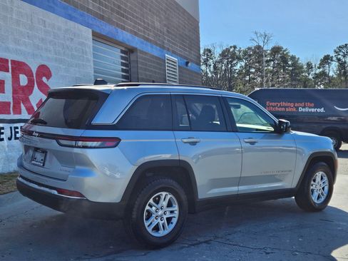 Used 2024 Jeep Grand Cherokee Laredo image 7