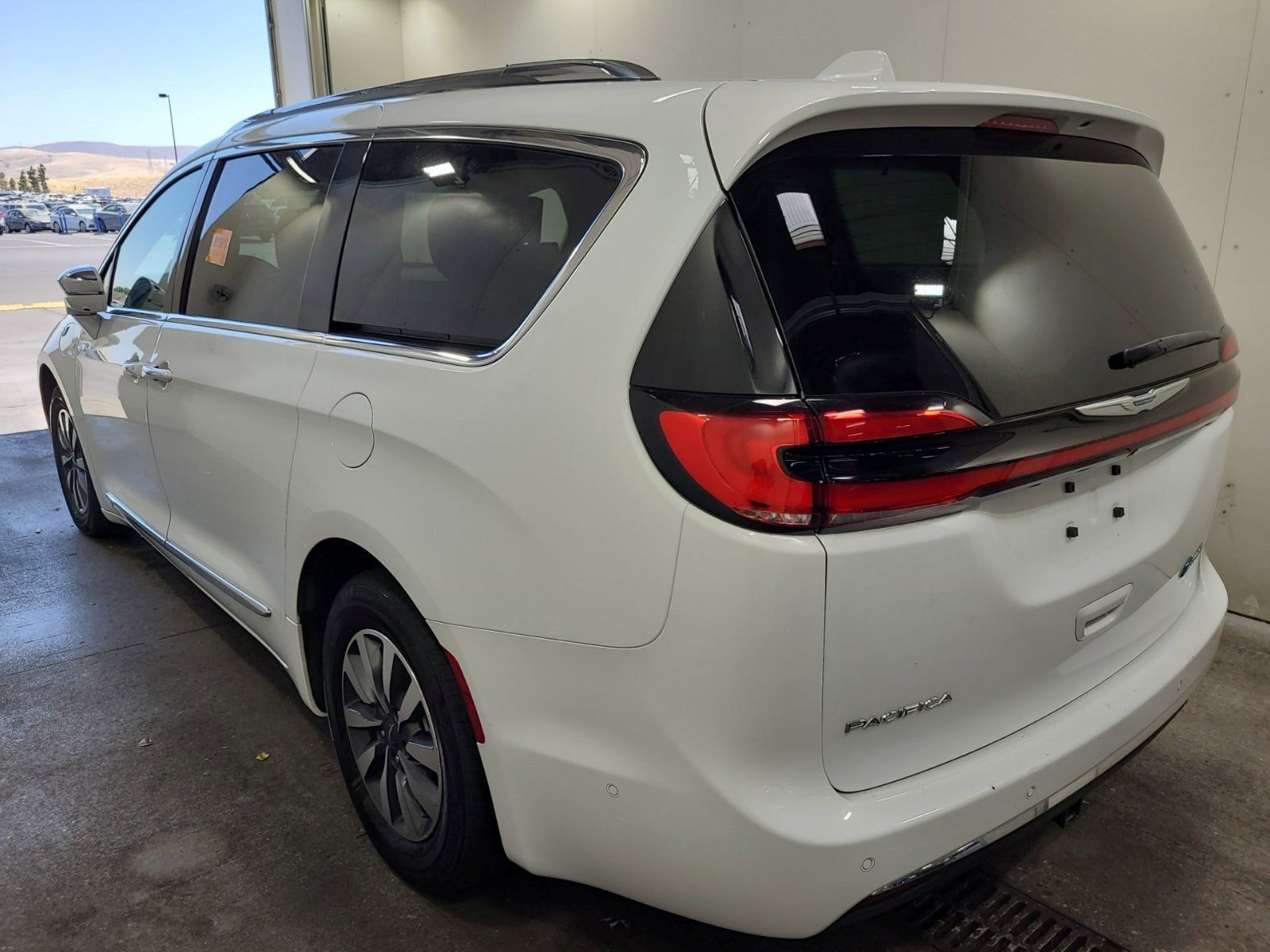 Used 2021 Chrysler Pacifica Limited w/ Uconnect Theater Family Group FWD image 4