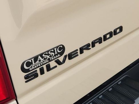 Used 2022 Chevrolet Silverado 1500 LT Trail Boss w/ LT Trail Boss Premium Package image 9