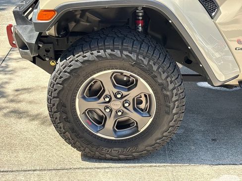 Used 2022 Jeep Gladiator Rubicon w/ LED Lighting Group AWD/4WD image 8