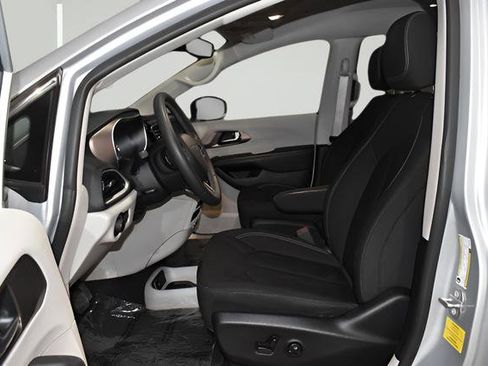Used 2023 Chrysler Voyager LX FWD image 11