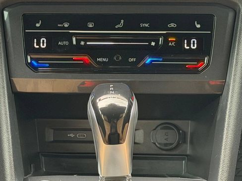 Certified 2022 Volkswagen Tiguan SE w/ Panoramic Sunroof Package FWD image 17